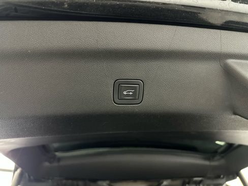 Used 2022 Chevrolet Tahoe Z71 w/ Luxury Package AWD/4WD image 21