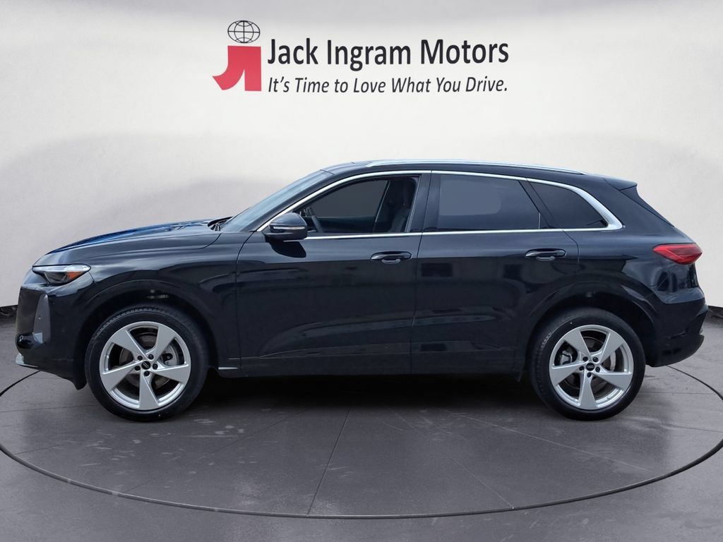 Used 2025 Audi Q5 Premium Plus w/ Premium Plus AWD/4WD image 2