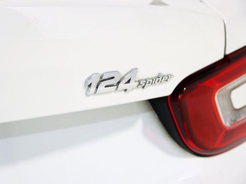 Used 2017 FIAT 124 Spider Classica image 54