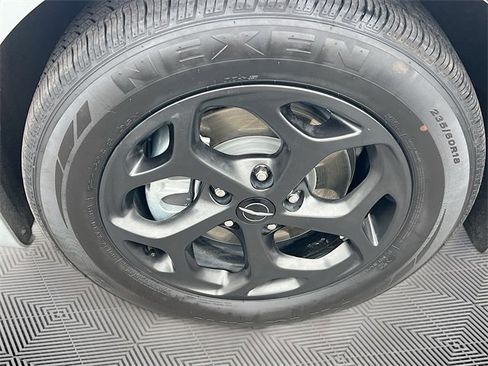 Used 2022 Chrysler Pacifica Limited w/ Uconnect Theater Family Group image 35