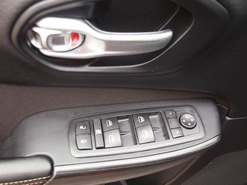 Used 2016 Jeep Cherokee Latitude w/ Cold Weather Group AWD/4WD image 8