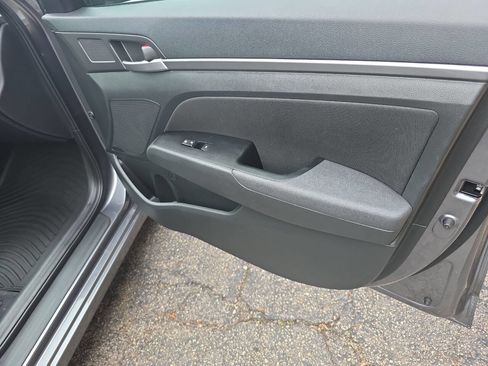 Used 2018 Hyundai Elantra Value Edition w/ Winter Weather Package image 29