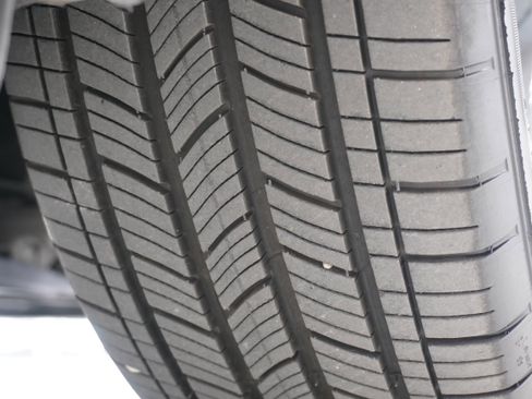 Used 2019 Chevrolet Bolt Premier w/ Infotainment Package image 26