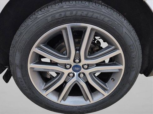 Used 2019 Ford Edge Titanium image 25