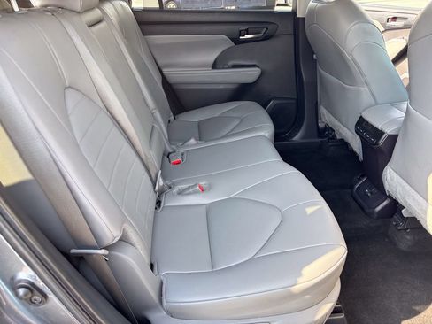 Certified 2024 Toyota Highlander XLE FWD image 41