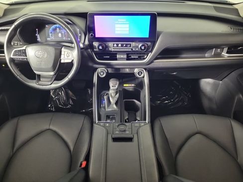 Used 2025 Toyota Grand Highlander AWD image 17