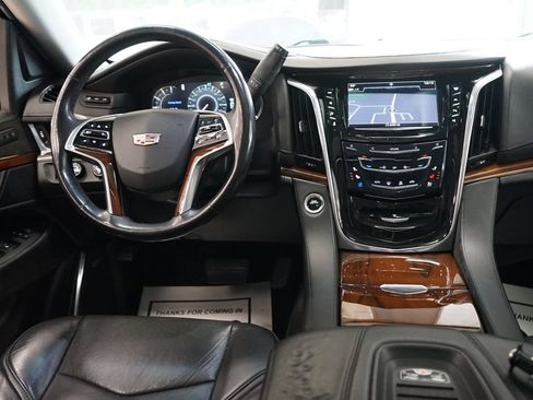 Used 2018 Cadillac Escalade Luxury AWD/4WD image 14