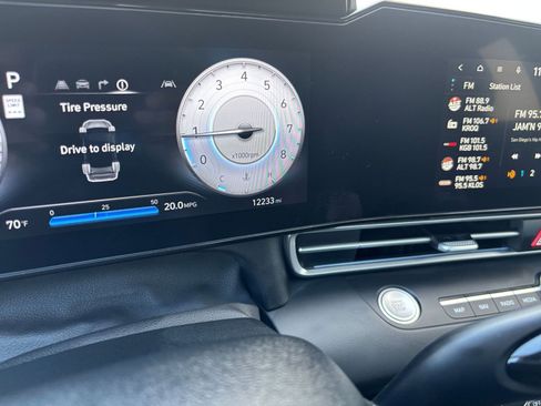 Used 2025 Hyundai Elantra SEL FWD image 41