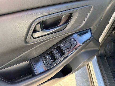 Used 2025 Nissan Rogue S image 15