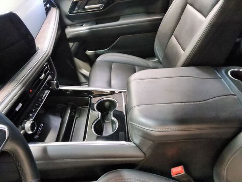 Used 2025 Chevrolet Suburban Z71 image 19