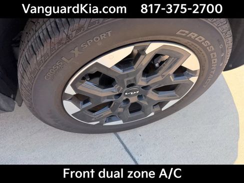 Certified 2025 Kia Sorento S w/ Panoramic Sunroof Package FWD image 9