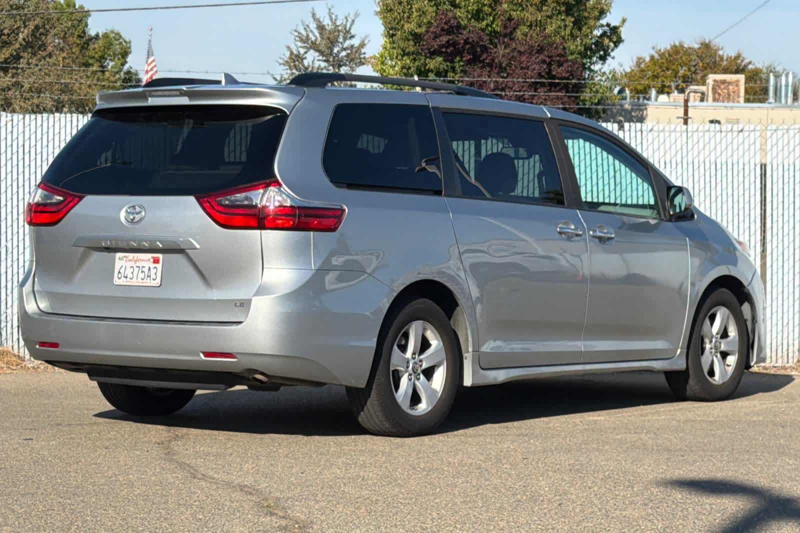 Used 2020 Toyota Sienna LE w/ LE Preferred Package FWD image 3