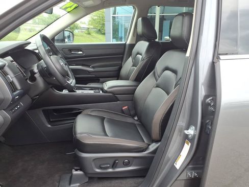 Used 2024 Nissan Pathfinder SL AWD/4WD image 18