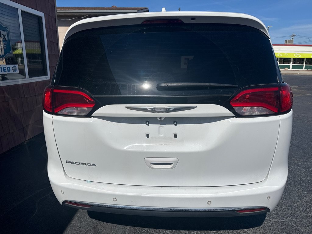 Used 2017 Chrysler Pacifica Touring-L Plus w/ Advanced Safetytec Group FWD image 4