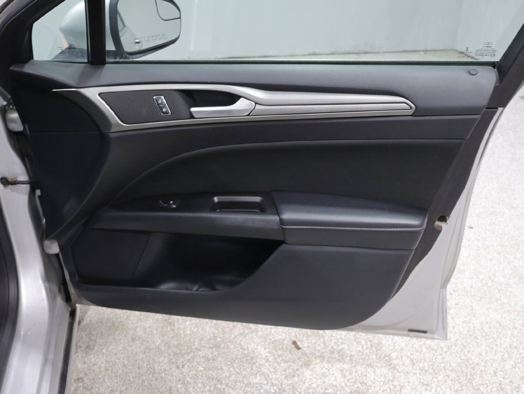 Used 2017 Ford Fusion SE FWD image 26