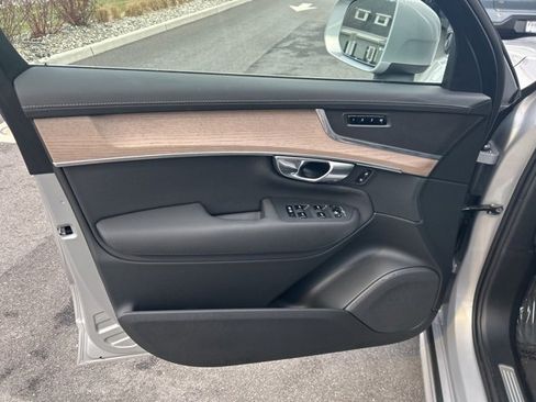 Used 2025 Volvo XC90 B5 Plus image 16