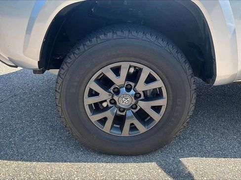 Certified 2021 Toyota Tacoma SR5 AWD/4WD image 7