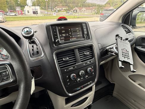Used 2017 Dodge Grand Caravan SE w/ Power Window Group FWD image 17