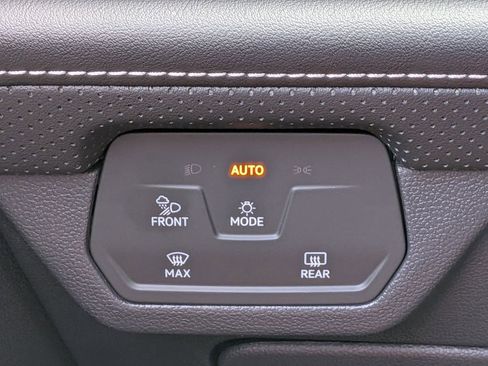 Used 2025 Volkswagen Atlas SE image 28