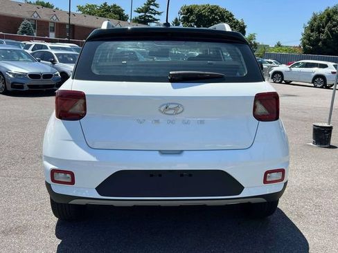 Used 2025 Hyundai Venue Limited FWD image 8