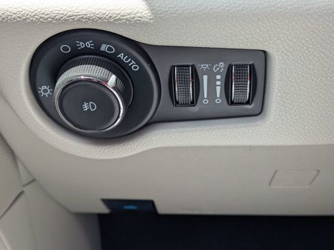 Used 2024 Chrysler Pacifica Touring-L FWD image 27