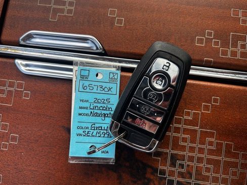 Used 2025 Lincoln Navigator Black Label AWD/4WD image 36