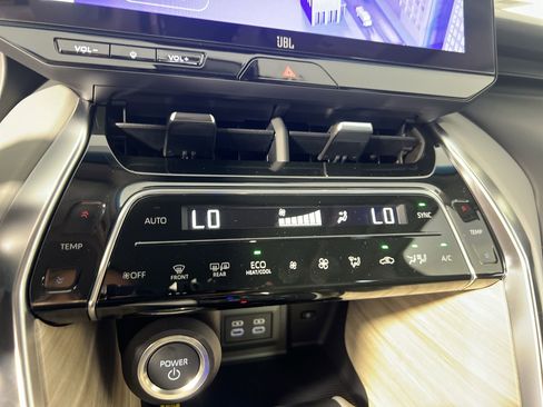 New 2024 Toyota Venza Limited image 26