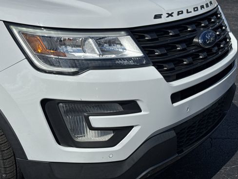 Used 2017 Ford Explorer XLT w/ Equipment Group 202A FWD image 10