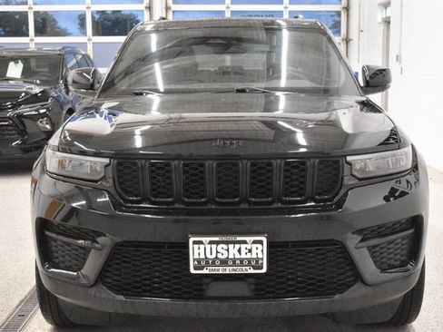 Used 2024 Jeep Grand Cherokee Altitude AWD/4WD image 3