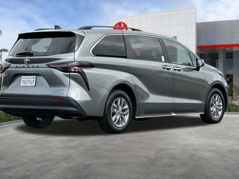 Used 2026 Toyota Sienna XLE FWD image 5