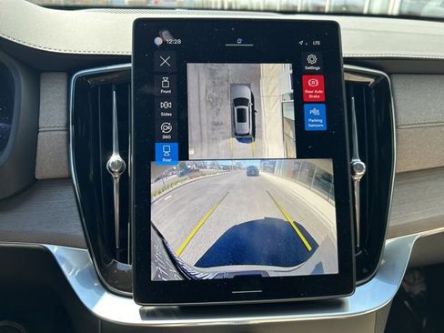 Used 2025 Volvo XC90 B5 Plus image 23