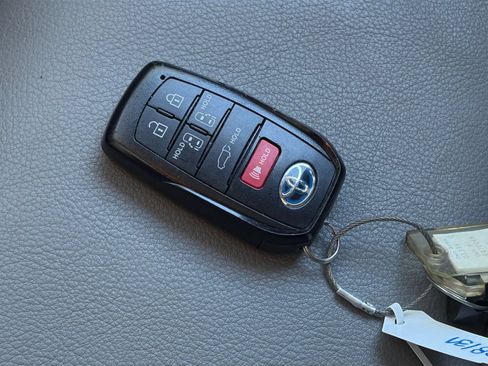 Used 2025 Toyota Sienna XLE FWD image 21