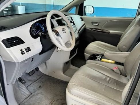 Used 2011 Toyota Sienna XLE w/ Entertainment Pkg FWD image 6