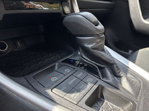 Used 2021 Toyota RAV4 LE AWD/4WD image 22