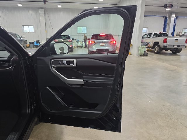 Used 2024 Ford Explorer XLT w/ Equipment Group 202A AWD/4WD image 32