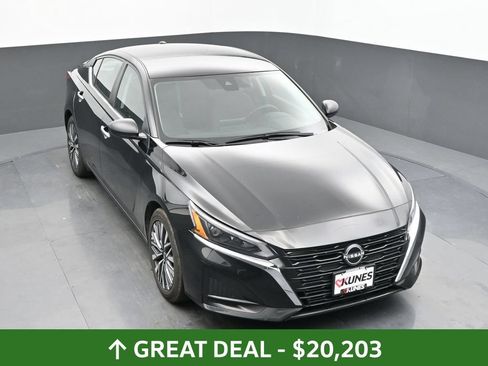 Used 2025 Nissan Altima 2.5 SV FWD image 38