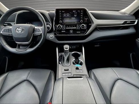 Used 2022 Toyota Highlander XLE AWD/4WD image 7