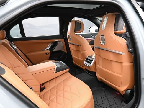 Used 2024 BMW 740i xDrive w/ Premium Package image 32