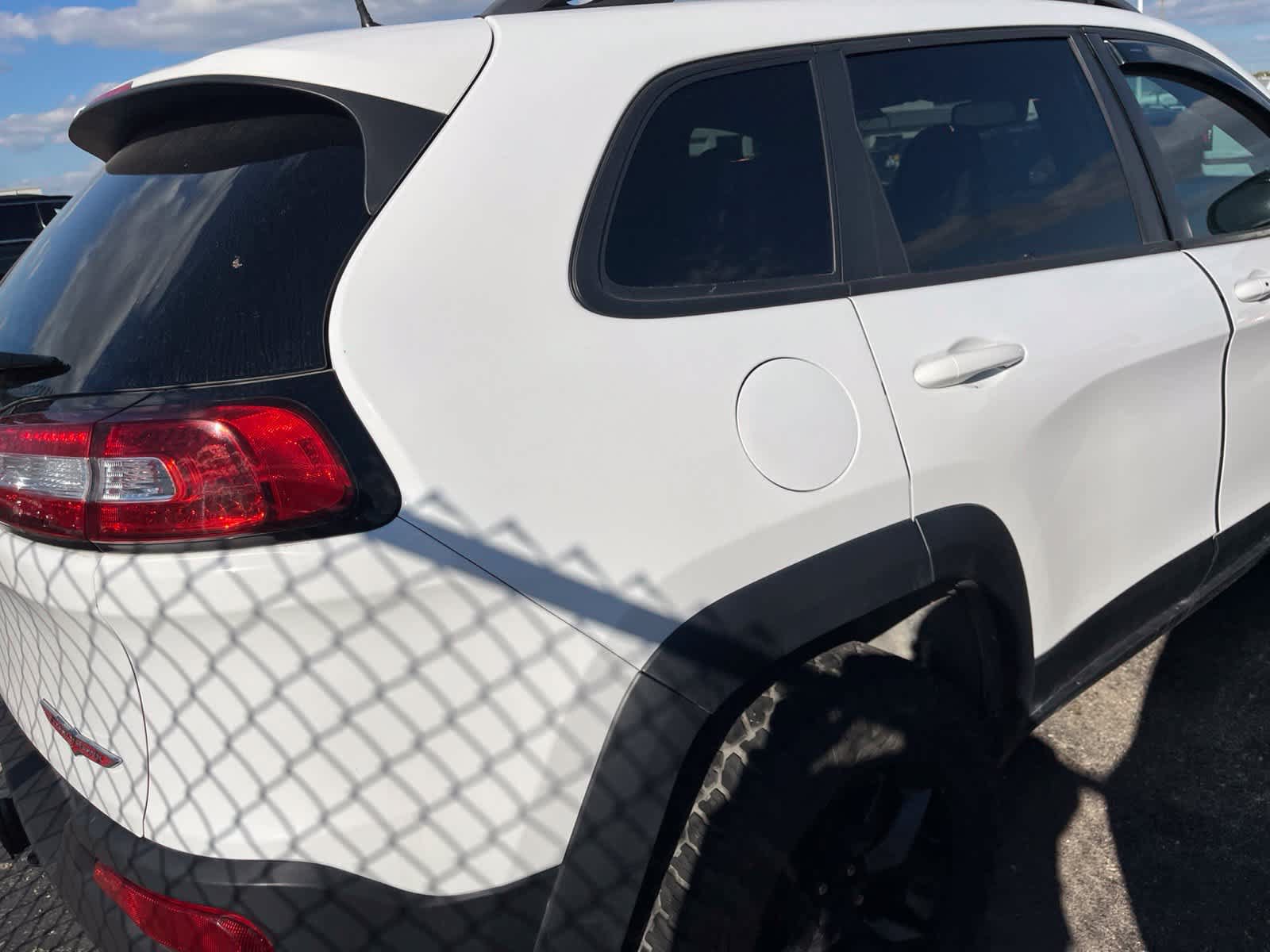 Used 2017 Jeep Cherokee Trailhawk w/ Comfort & Convenience Group AWD/4WD image 11