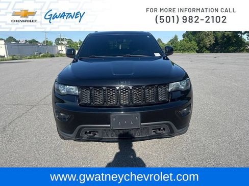 Used 2019 Jeep Grand Cherokee Laredo AWD/4WD image 2