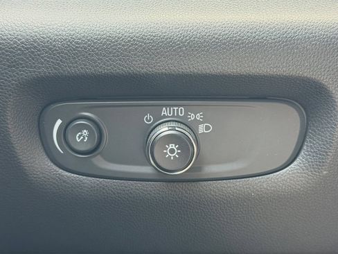Used 2023 Chevrolet Traverse Premier FWD image 25