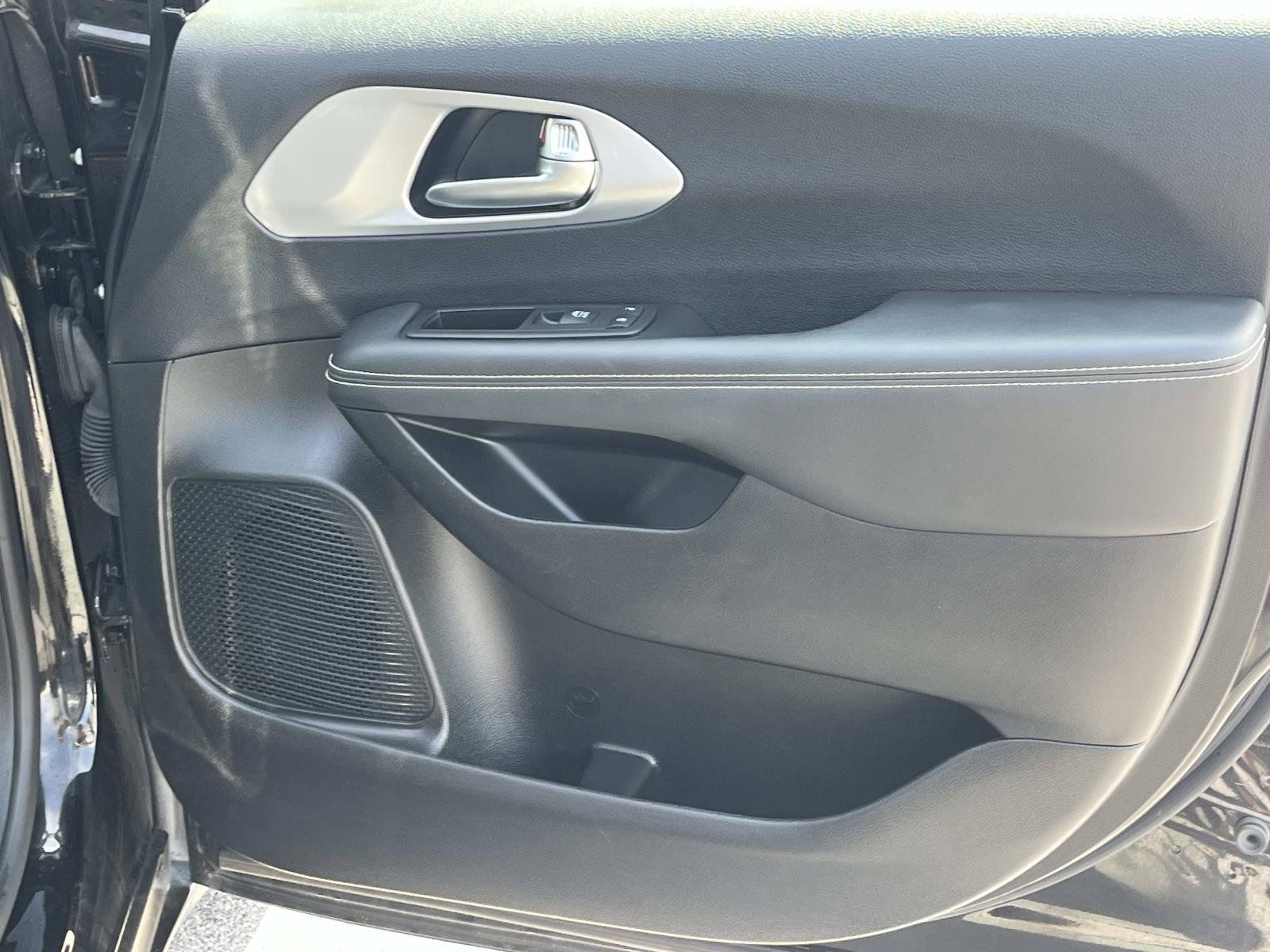 Used 2025 Chrysler Pacifica Limited FWD image 22