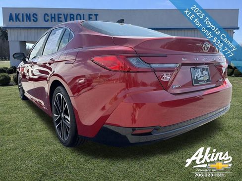 Used 2025 Toyota Camry XLE FWD image 9