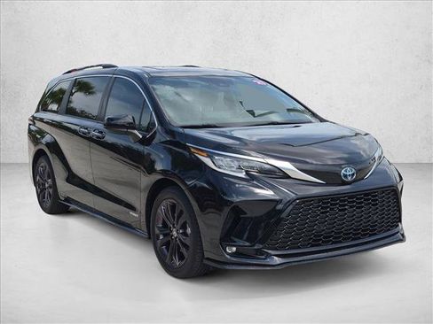 Used 2021 Toyota Sienna XSE w/ XSE Plus Package FWD image 3