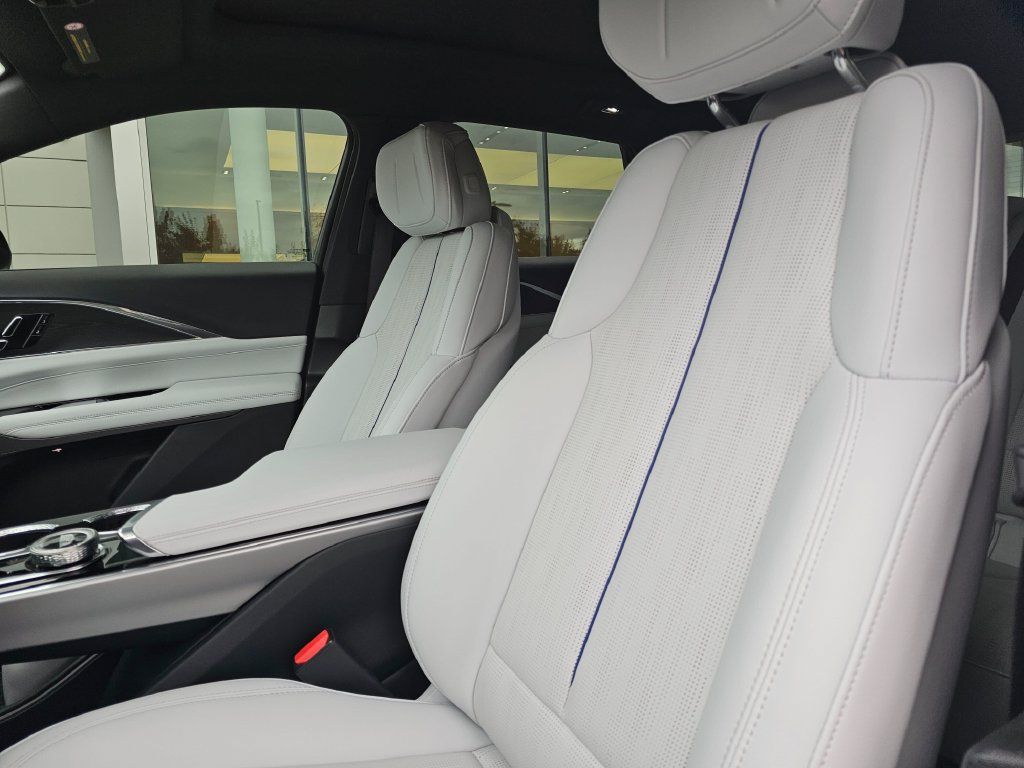 Certified 2024 Cadillac Lyriq Luxury AWD/4WD image 25