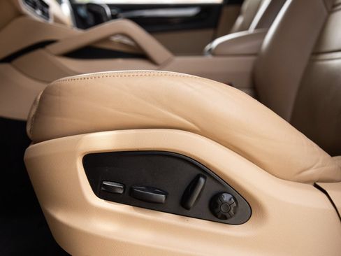 Certified 2023 Porsche Cayenne AWD/4WD image 21