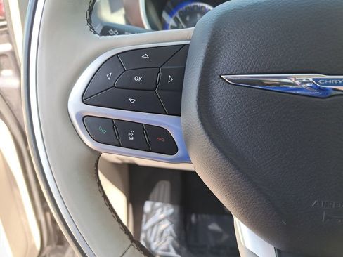 Used 2018 Chrysler Pacifica Limited FWD image 19