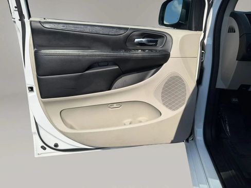 Used 2018 Dodge Grand Caravan SE w/ UConnect Hands-Free Group FWD image 12