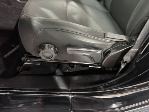 Used 2019 Jeep Wrangler Unlimited Sahara w/ Uconnect 4C Nav & Sound Group AWD/4WD image 18