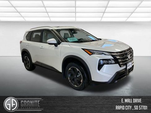 Used 2024 Nissan Rogue SV w/ SV Premium Package image 7